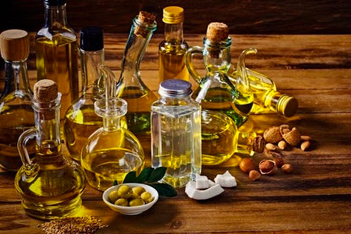 Extra Virgin Olive Oil vs. Other Vegetable Oils for Cooking and Dressing