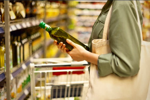 Cena oljčnega olja: zakaj je pravo oljčno olje dražje od tistega, kar vidite v supermarketu?